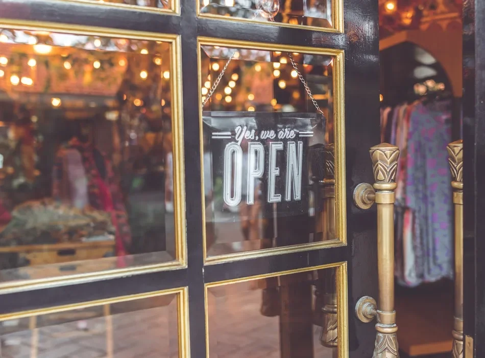 Skylt på butiksport: Yes, we are open